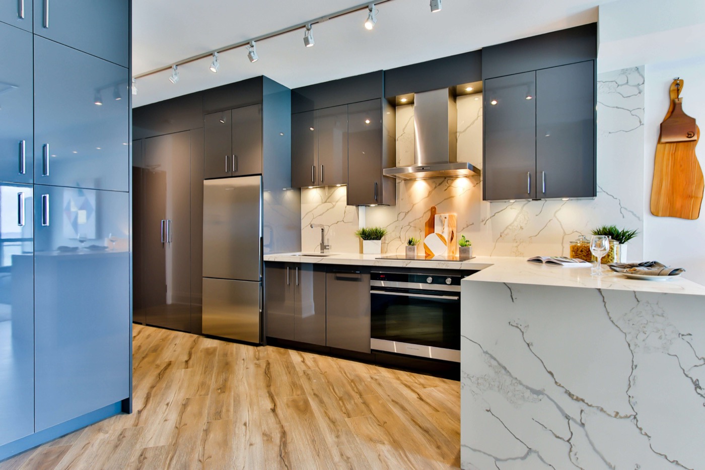 modern dark kitchen with marble countertops and custom cabinetry – kitchen remodeling North Lauderdale FL