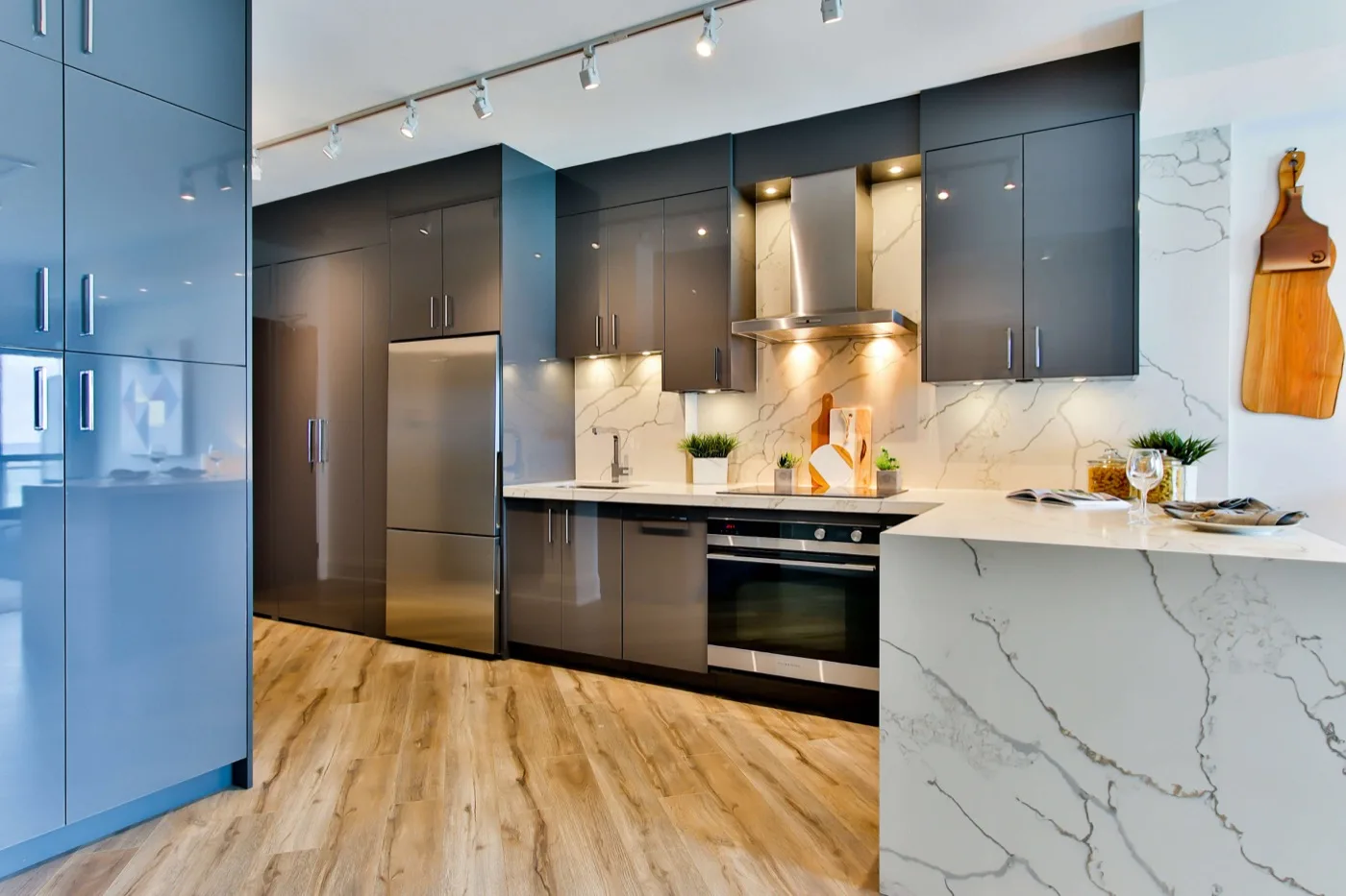 modern dark kitchen with marble countertops and custom cabinetry – Fort Lauderdale FL