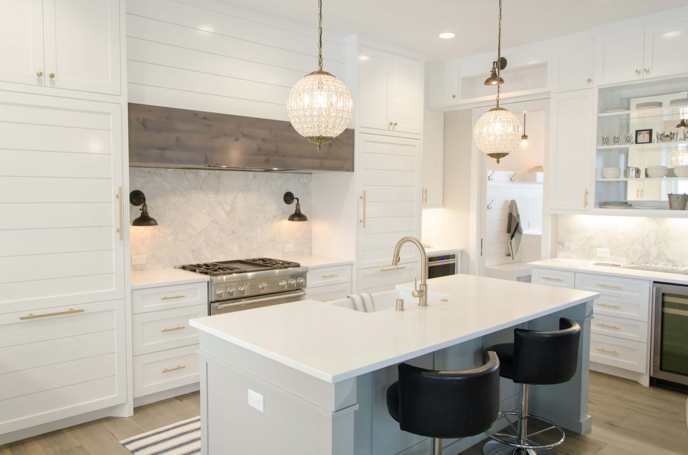 Hampton-style kitchen design with island and pendant lights – kitchen designer Fort Lauderdale FL