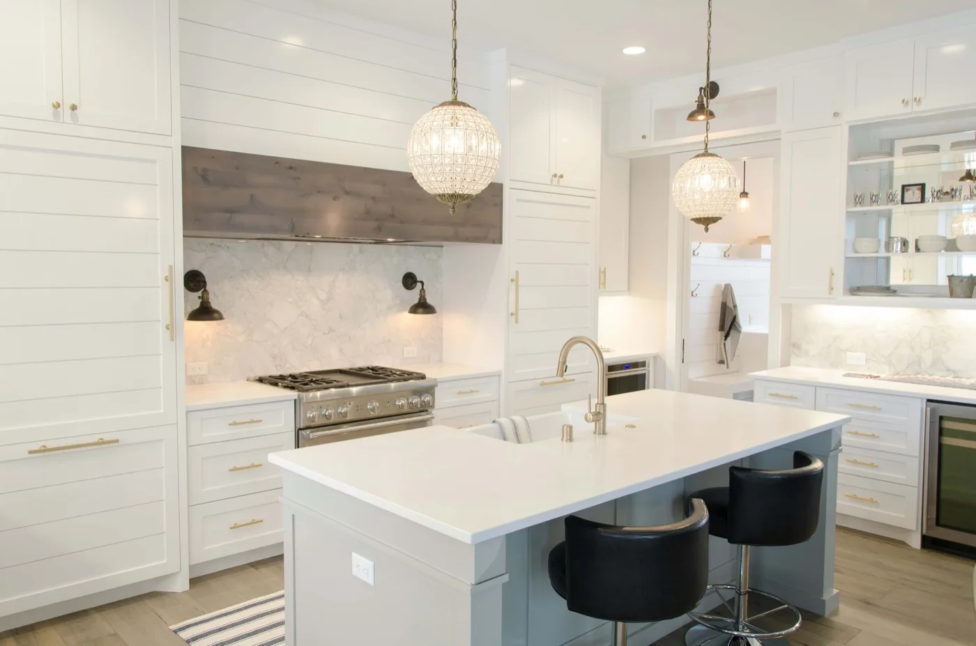 Hampton-style white kitchen with large island and gold pendant lights – Fort Lauderdale FL